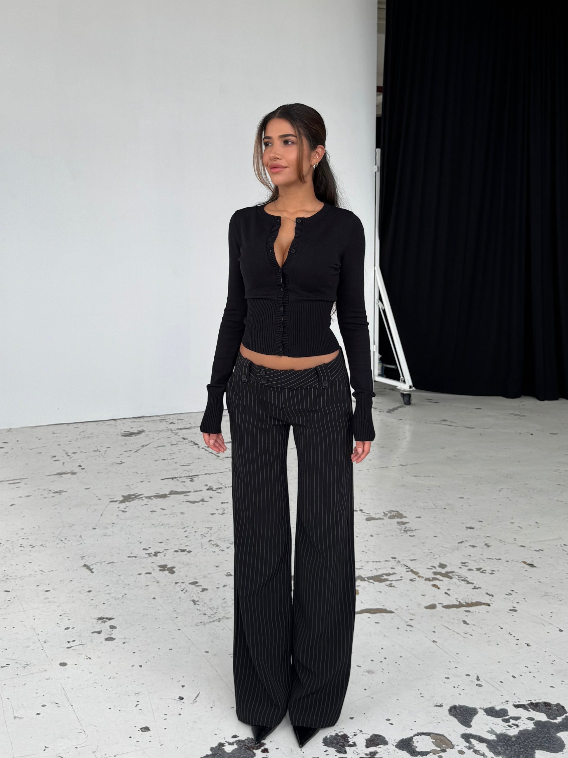 Button low waist bukser - sort stribet