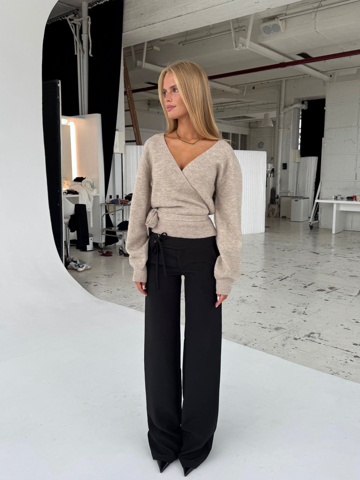 TALL Buckle low waist bukser - sort