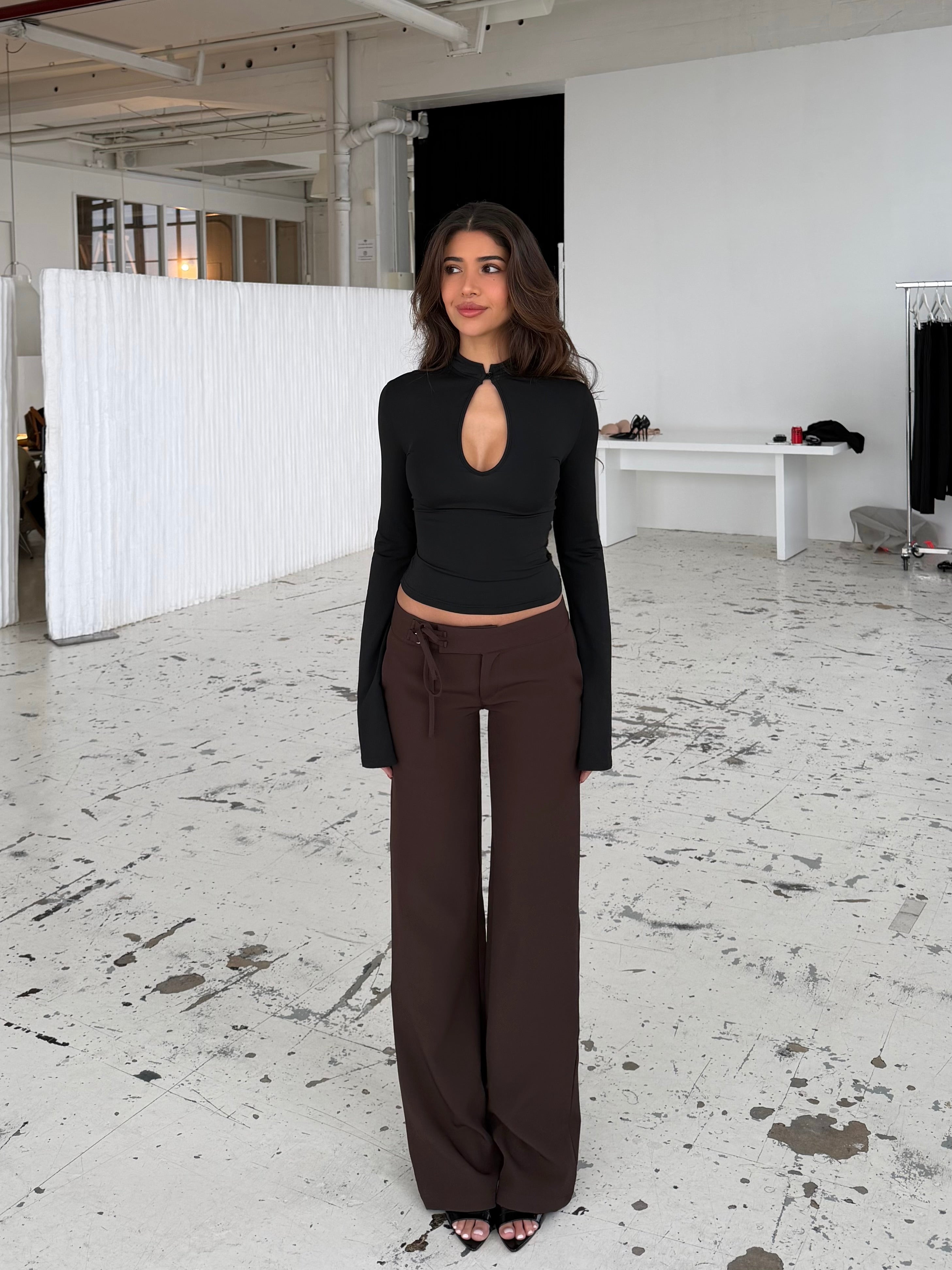 Buckle low waist bukser - mørk brun